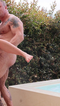 La miLF porca beccata nella doccia all'aperto - sesso hardcore in piscina e disordinato creampie