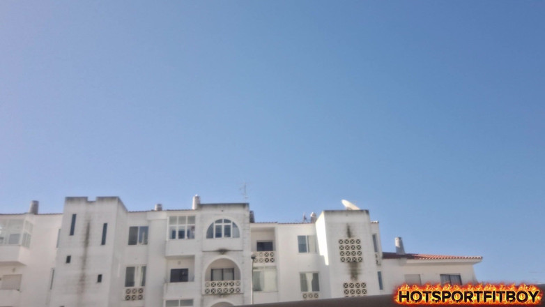 Hotsportfitboy: Exhibitionist hotsportfitboy wichst großen harten schwanz auf gefährlichen balkon - doppeltes...