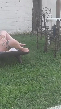 Saya merakam adik tiri saya berjemur berbogel dan melancap di taman