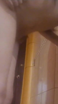 ghar men pala-badha chhaatr! main shaaririk shiksha kaksha ke brek ke dauraan apne saathi ko baathroom men chodta hoon