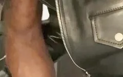 Irklararası çift ateşli ve azgın deri yarakla oynuyor ve boşalıyor