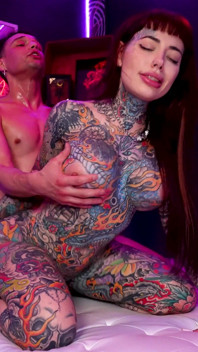 Tiger Lilly are corpul perfect tatuat