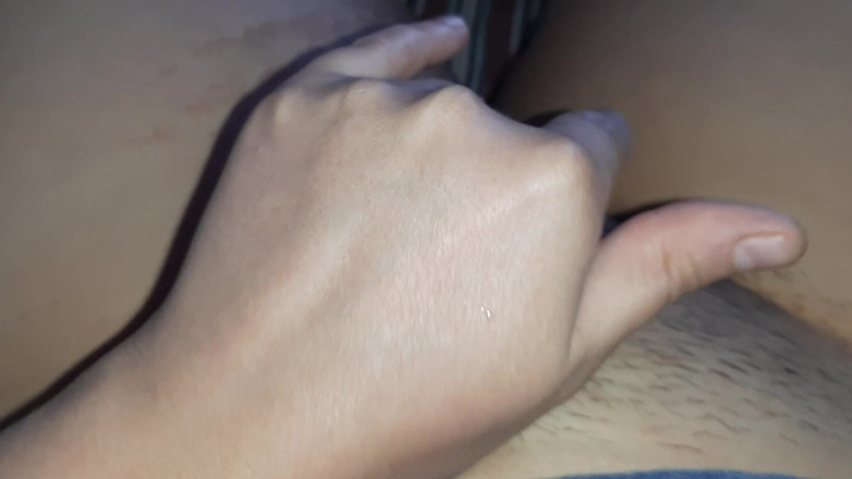 Lesbian-candys: 순진한 털이 무성한 보지를 자위하는 소녀