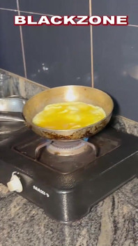 Sta cucinando in cucina, sono venuto con il suo corpo mentre lei mangia