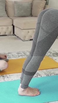 Các gilf yoga lily