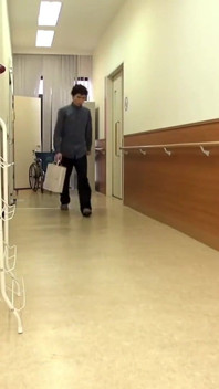 病院受診の緊張 - 彼女が露出しているのを見て心臓が高鳴り、答えを求める - パート1