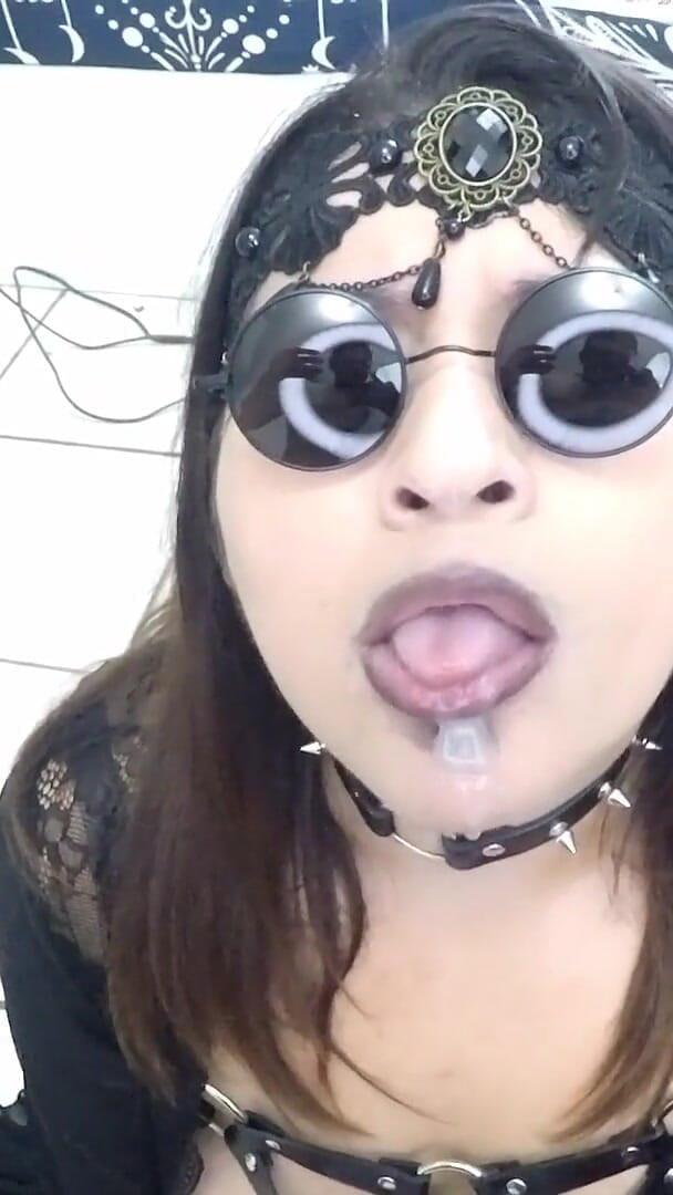 VickyVixen: Gotik sahibe şanslı bir hayranını emiyor