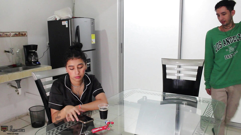 Vayolet: Podczas gdy rogacza mojego męża nie ma w domu, jego...