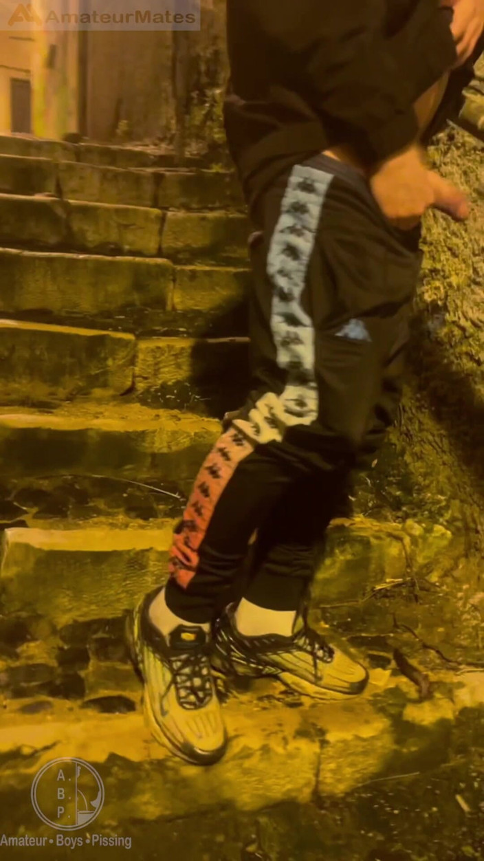 AmateurBoysPissing: Ragazzo Amatoriale Sorprende Il Suo Amico a Pisciare in Strada...