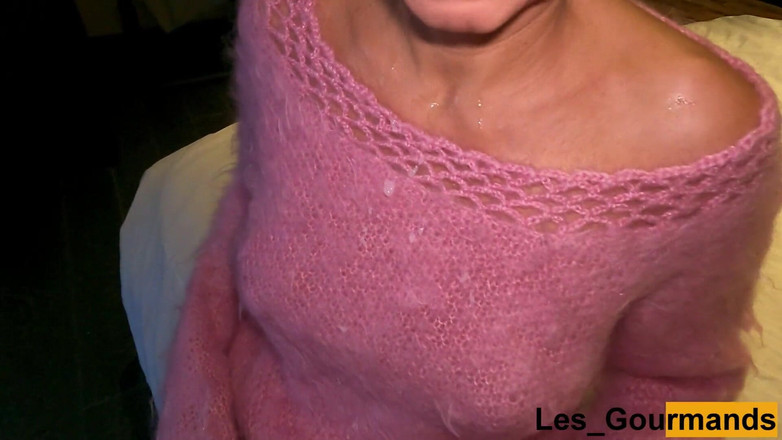Les Gourmands: 4k - milf desnuda con solo un suéter de lana mohair,...