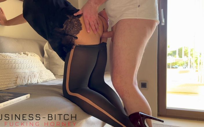 Business bitch: Mulher de negócios em cetim, meia-calça e salto usado de...