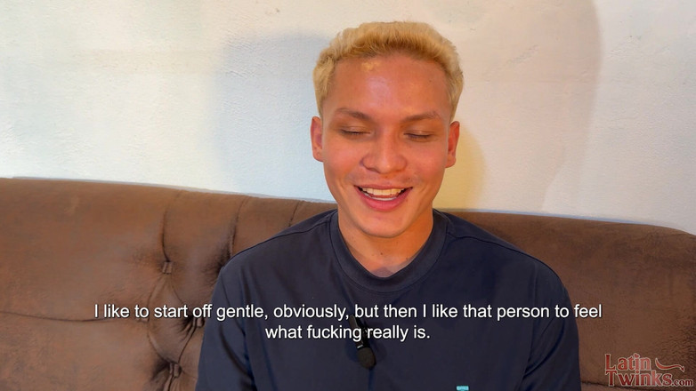 Latin Twinks: Gilbert Moon arromba John Bleck no teste do sofá