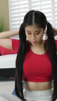 Jade Kush est une étudiante mignonne et studieuse qui travaille les week-ends assis pour quelques clients