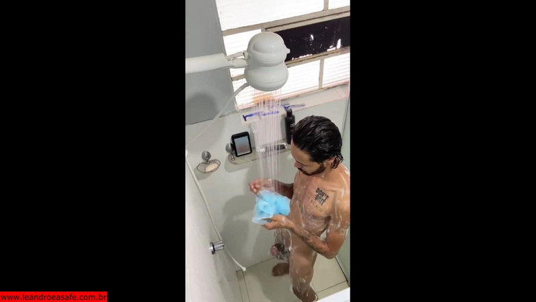 Leandro e Asafe: Banyoda ateşli mastürbasyonu güvenli bir şekilde vuruyor