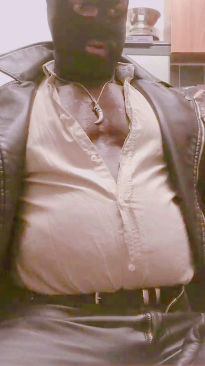 Black smoking muscle stepdad: Cewek dengan dengan masker lagi asik mainin perutnya yang kembung