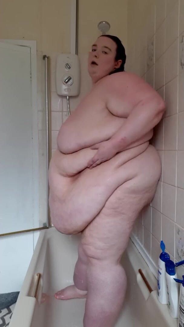 SSBBWLadyBrads: Душ трясеться від вашого друга товстушки