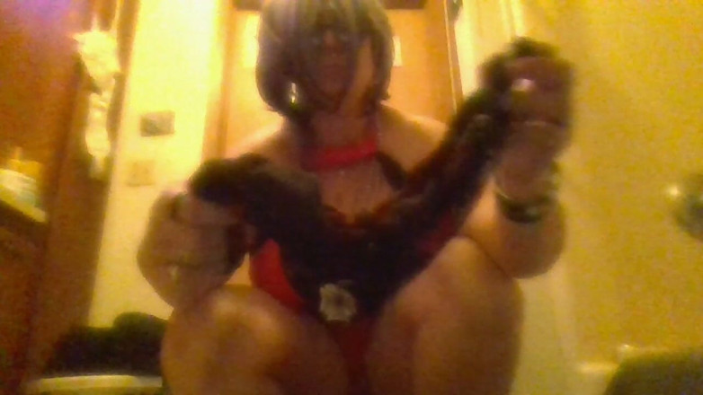 krazykristin: 性感的热辣紧致阴户大塔红礼服黑色内裤