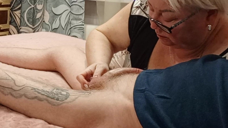 Zona901: Ibu tiri nyepong kontol sampai telan sperma setelah nyepong kontol