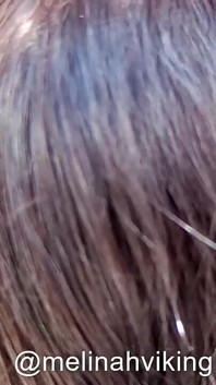 La mora si spazzola i capelli