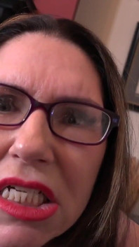 AuntJudysxxx - tu terapeuta sexual Josephine James chupa tu polla (en primer plano)