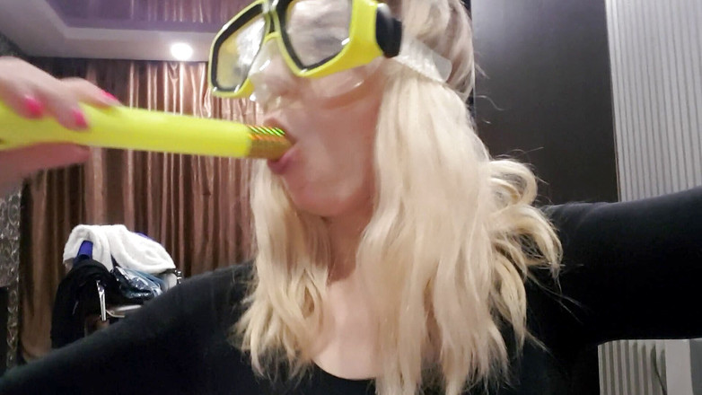 LarisaCum: मुखौटा और स्नोर्कल! मैं गहराई तक चूसती हूं