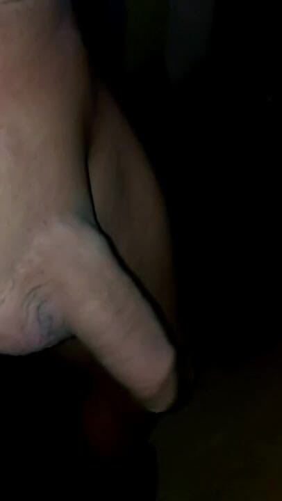 Spermabekkie: Câmera lenta com piercing no pau - closeup
