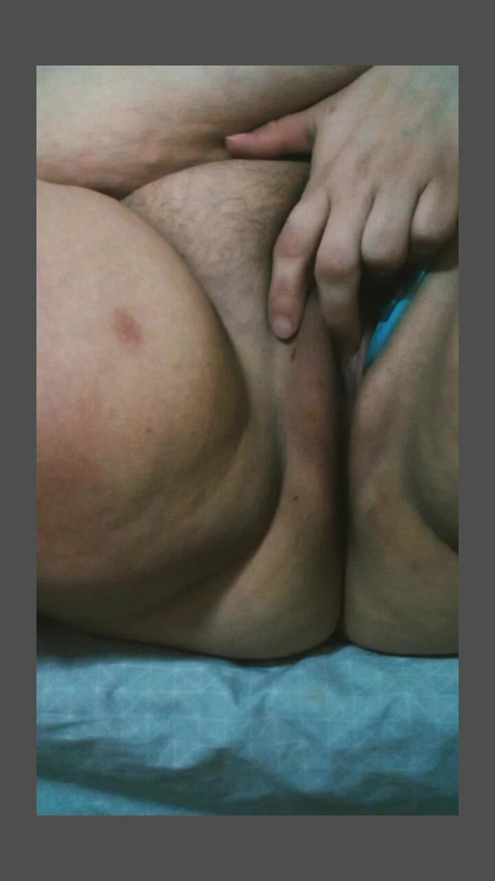Almighty: Bbw sexy gioca con la sua figa bagnata