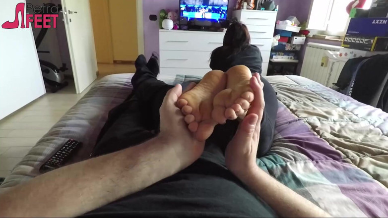 Foot Fetish HD: Petra gợi cảm chạm vào anh ta bằng chân của...