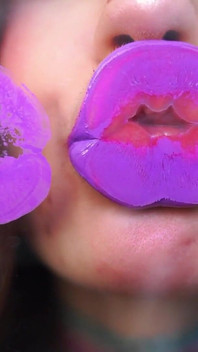 Violett beroende kyss