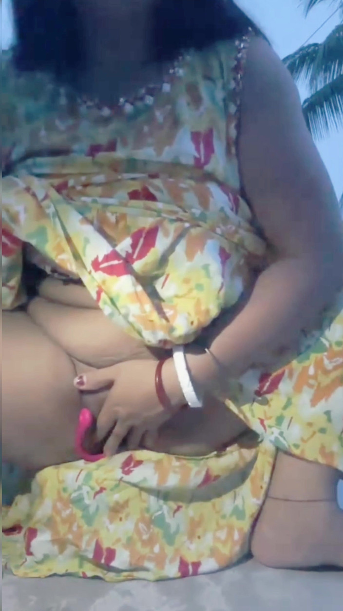 Hot Nisha bhabhi: Desi bhabhi ngentot dengan vibrator