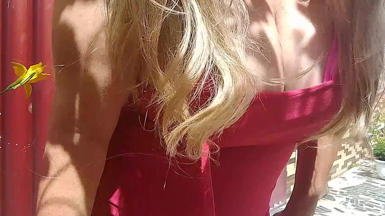 UtopianHumor507: जरूरतमंद पत्नी जो पागल थी और उसका पति केवल वीडियो गेम खेलने के बारे में सोचता था।