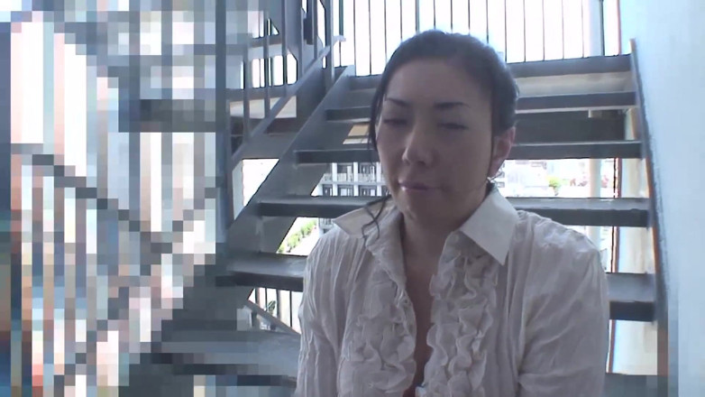 Asiatiques: Aziatische brunette tijdens interview