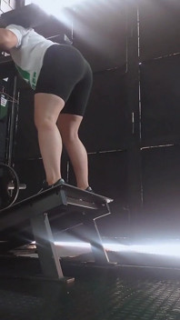 Sono andato in palestra e ho finito per masturbarmi in bagno La mia figa pelosa