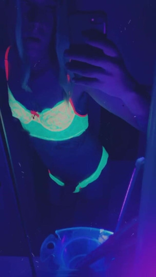 CarmenMelatonin: Sexy párty dívka si chce hrát ve spodním prádle