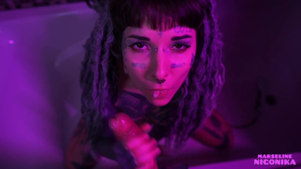 Nigonika: Marseline, modèle tatouée, suce une douce bite dans le bain,...