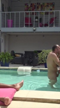 Twink rauw geneukt door zijn vriend in het zwembad