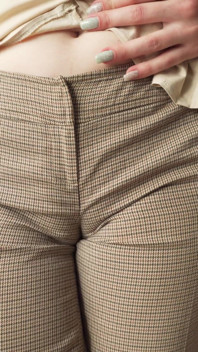 Stoute collega verleidt je met haar dikke cameltoe in broek