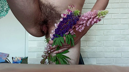 BW_Dolphin: Fată lesbiană care pregătește un cadou pentru iubita ei