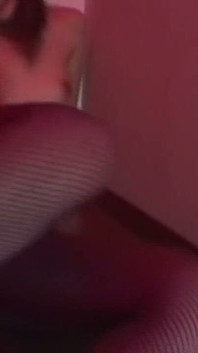 目隠しされたMILFが複数の脈打つペニスに圧倒される