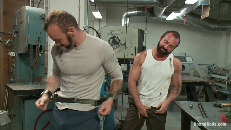 Bound gods: धातु की दुकान में मोटर तेल बंधन चुदाई