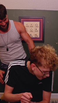 Intercambio de divisas - parte 2 - Heath enseña consejos de entrenamiento de Noah, pero oh no, Noah necesita un masaje. Bajar. Justo ahí. Profundo.