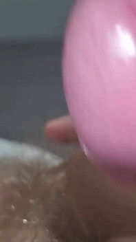 Spreadeagle – Italský frajer si honí svým velkým penisem s velmi intenzivním výstřikem