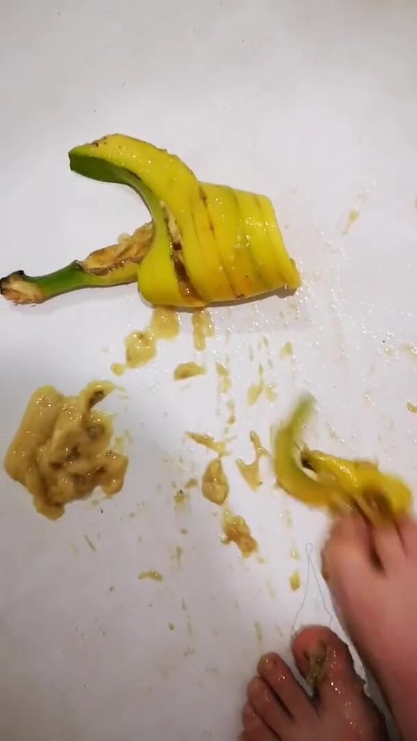 Erotic college: I like banana between the legs