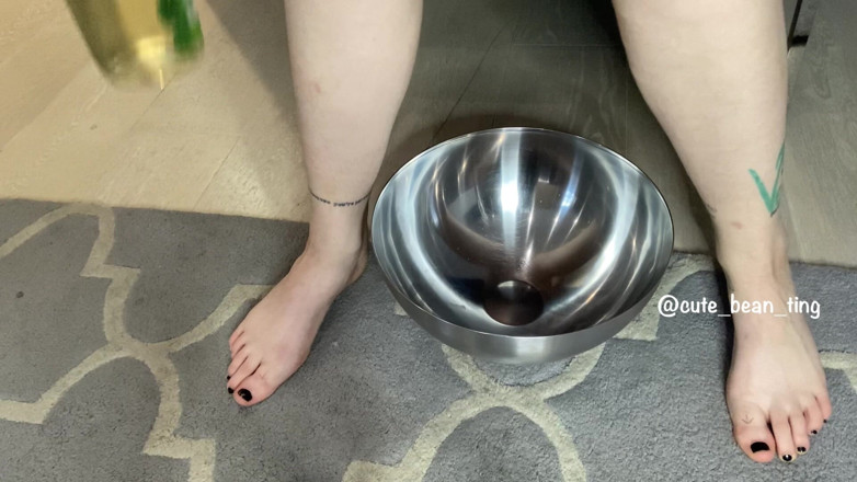 Alice Bean: Vertiendo leche en mis pies