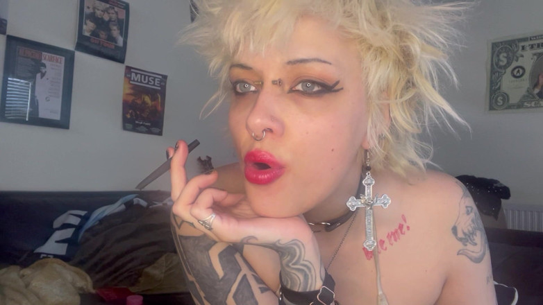 Glitterqueen1999: Ruj roz fumând o țigară