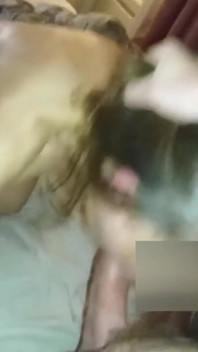 Amateur chupa profundo semen en la boca