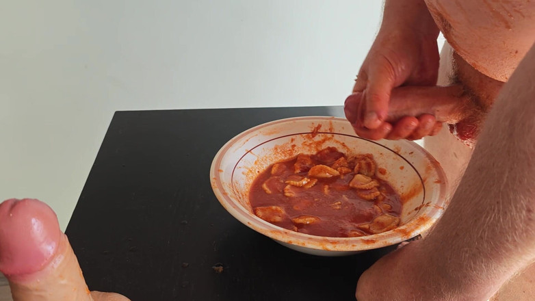 Food Pissplay: 저녁 식사에 소변을 보고 결국 사정했어요