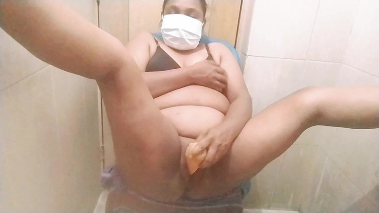 sexymusia1998: Momen lucu kakak ipar memukulnya dengan wortel yang menarik