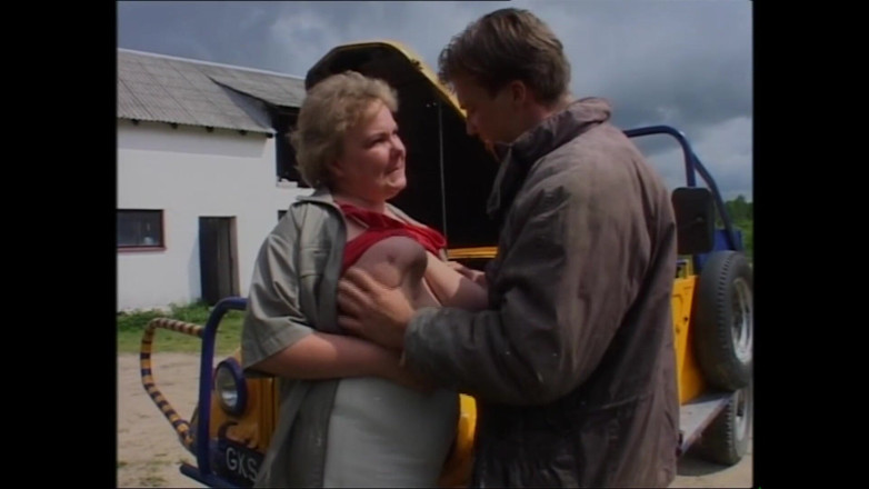 Muschi movie official: Country MILF med stora tuttar knullas som en slampa utomhus
