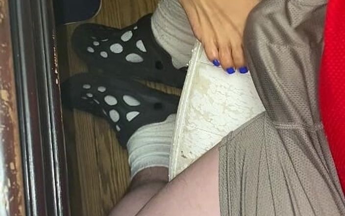 Naelor: Melove neckt Naelor mit ihren sexy kleinen füßen